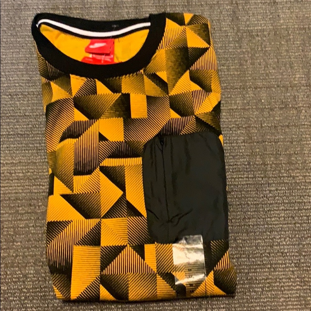 Men’s medium Nike Sportswear yellow black pattern